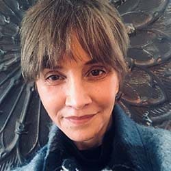 Carolyn Bloom headshot